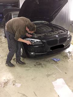 Процесс установки бронирующей пленки на фары BMW 5